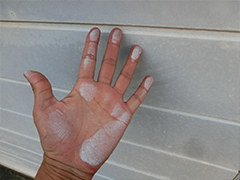 外壁サイディングのチョーキング。表面塗膜の劣化事象です。外壁塗装を検討する目安となります。


